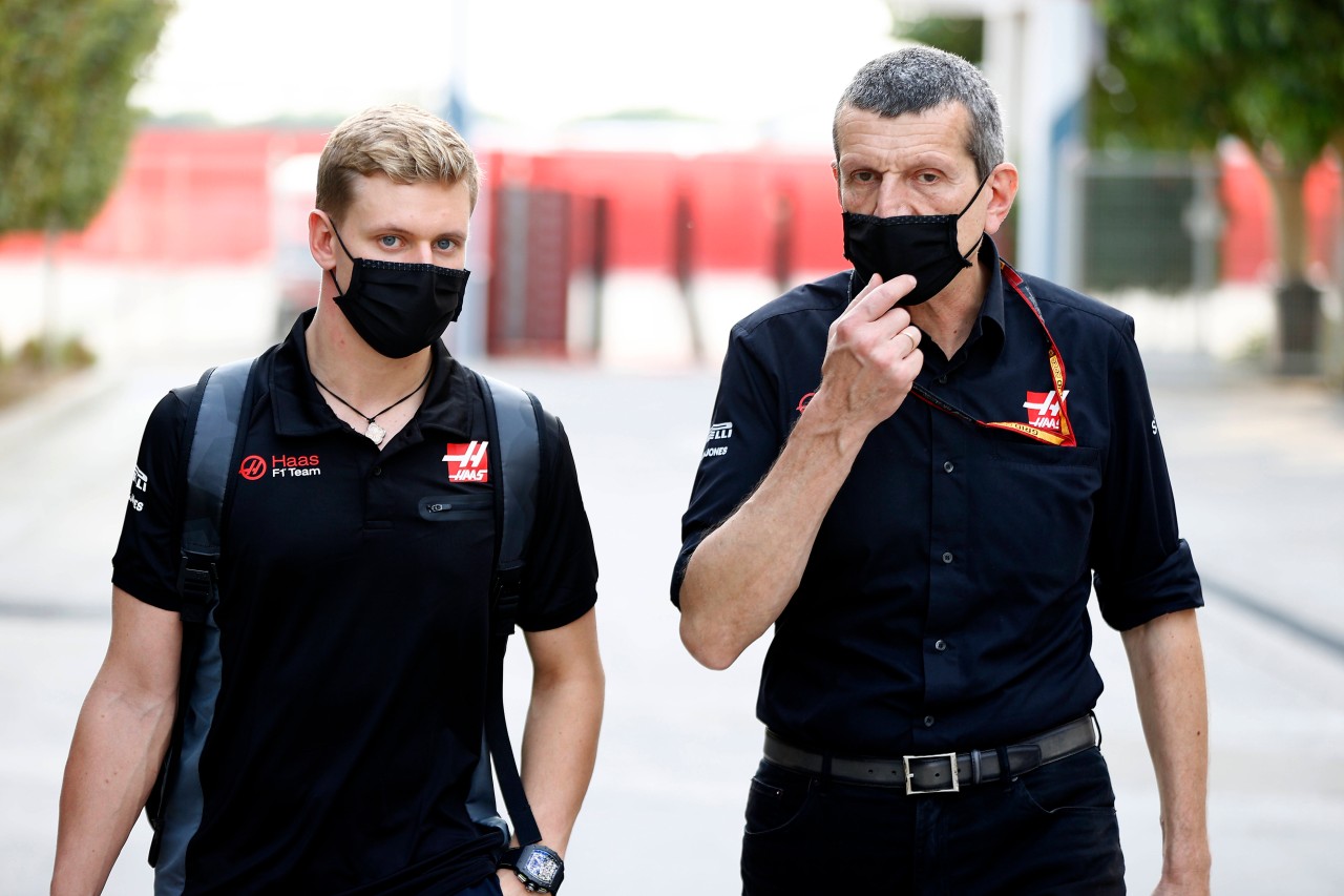 Mick Schumacher (links) und Günther Steiner (rechts)