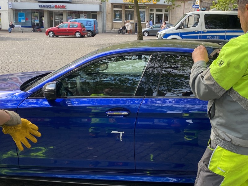 Am Fahrzeug sind eindeutige Schusslöcher zu erkennen.