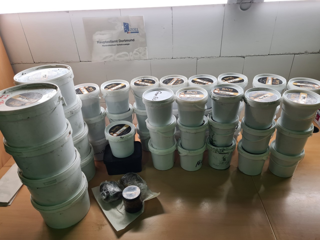 Die sichergestellten Tabakprodukte von der Shishabar-Razzia in Bochum.