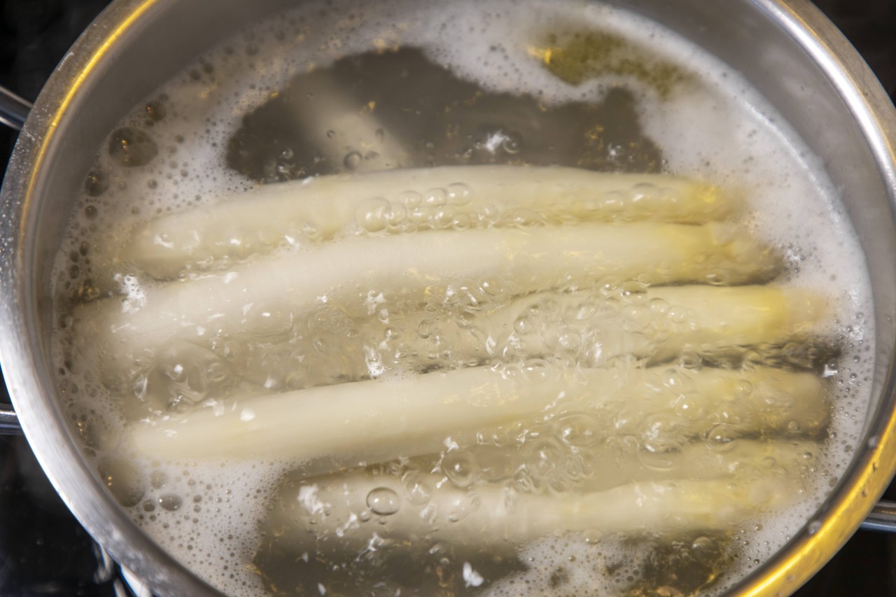 Spargel sollte nicht mit zu viel Wasser gekocht werden – und auch besser in eine Pfanne anstatt im Topf.