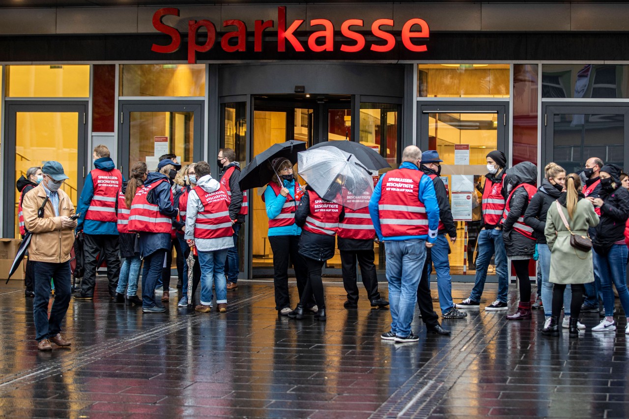 Sparkasse, Deutsche Bank und Co.: Am Dienstag kommt es zu Streiks – davon sind auch Kunden direkt betroffen. (Symbolfoto)