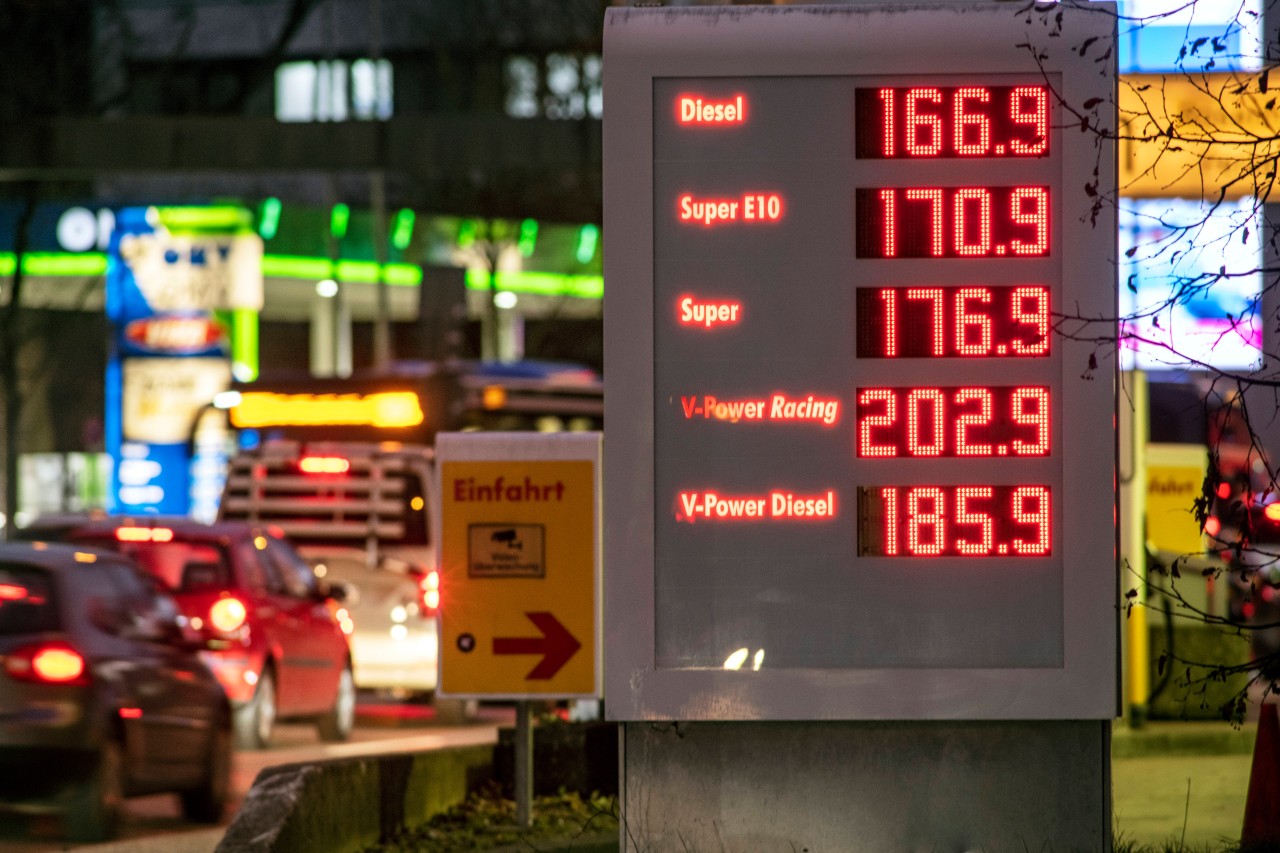 Der Spritpreis explodiert in Deutschland geradezu! Doch mit ein paar Tricks beim Tanken und Autofahren kannst du trotzdem mehr für dich rausholen. (Symbolbild)