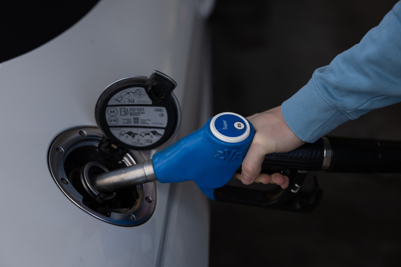 Die gestiegenen Spritpreise sorgen bei vielen Autofahrern für Kopfschmerzen. (Symbolbild)