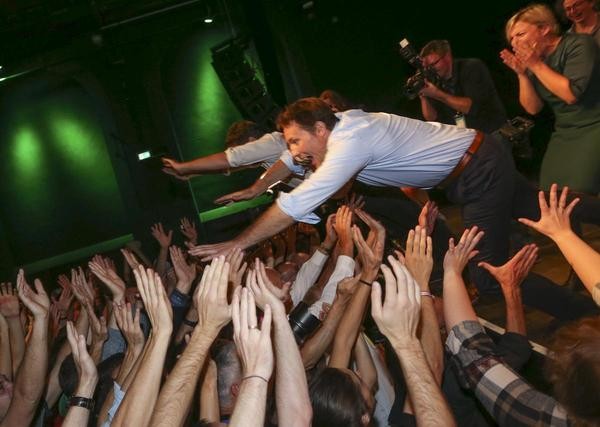 Fast Rockstars: Grünen-Chef Robert Habeck (links) und der bayerische Spitzenkandidat der Grünen, Ludwig Hartmann, beim Stage Diving. 