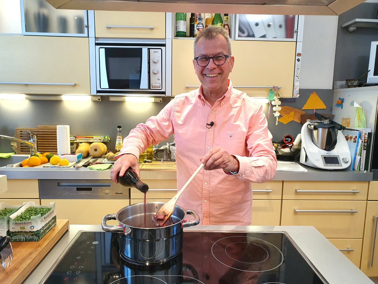 Das perfekte Dinner: Gastgeber Stefan erhält eine beunruhigende Nachricht.