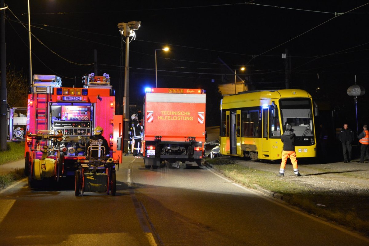 Straßenbahn_Mülheim_entgleist.jpg