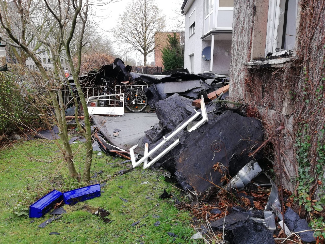 Schlimm traf es ein Autohaus in der Dortmunder City. Auf der Karl-Marx-Str. wurde das komplette Dach mehr als 20 Meter weit auf die andere Stra?enseite geweht. Das Dach krachte gegen ein gegenüberliegendes Haus, wo sogar Fenster zu bruch gingen. Zig Autos, eine Laterne und andere Dinge haben Schaden genommen.