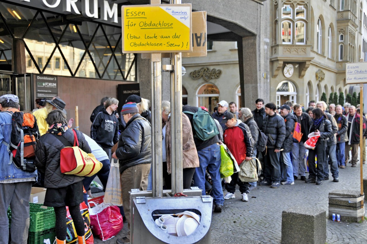 Lidl will die Tafel mit einer Spenden-Aktion unterstützen. Die Schlangen vor der Essensausgabe werden immer länger. (Symbolbild)