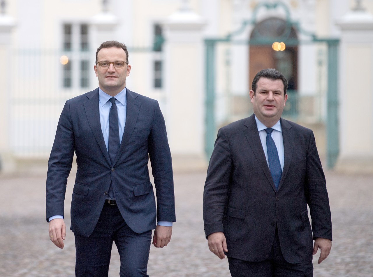 Gesundheitsminister Jens Spahn (CDU und Arbeitsminister Hubertus Heil (SPD) bei der Klausurtagung im Schloss Merseberg. Beim Tagesschau-Bericht kam es zu einer Panne. 