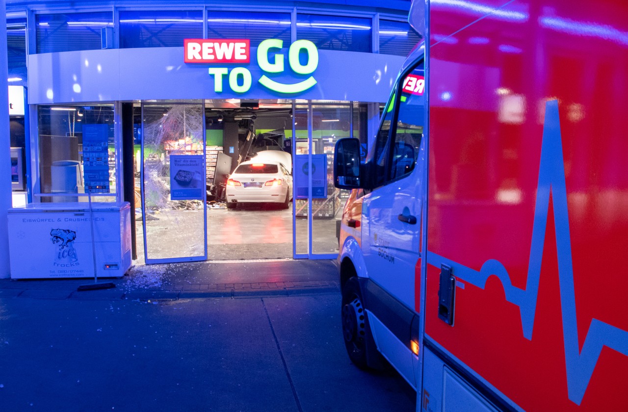 In der Nacht zu Dienstag ist eine Frau mit ihrem BMW in den Verkaufsraum einer Tankstelle gefahren. 