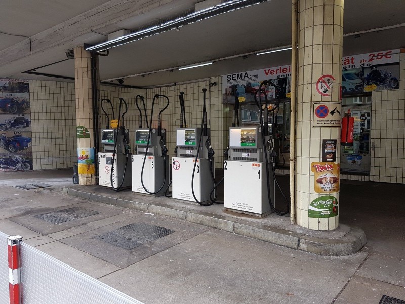 Mülheimer Geschäftsmann bietet seine Tankstelle in Düsseldorf bei Ebay an.