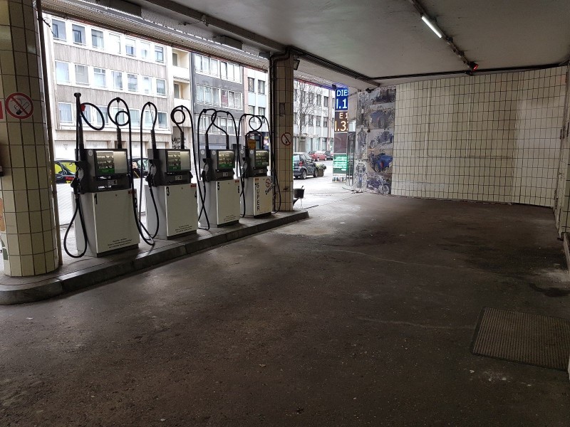 Mülheimer Geschäftsmann bietet seine Tankstelle in Düsseldorf bei Ebay an.