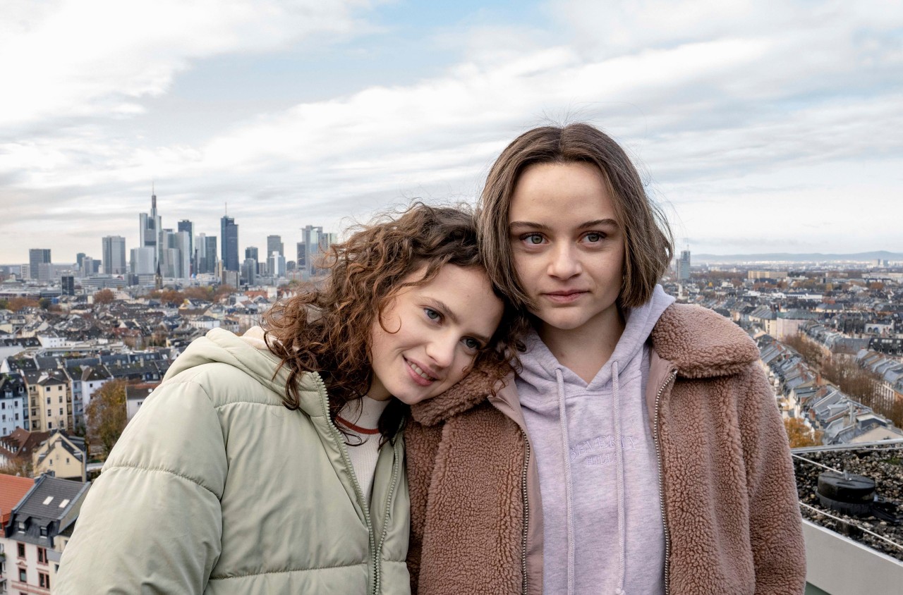 Luise „Luna“ Nathan (Jana McKinnon) und Nellie „Luna“ Kunze (Lena Urzendowsky).