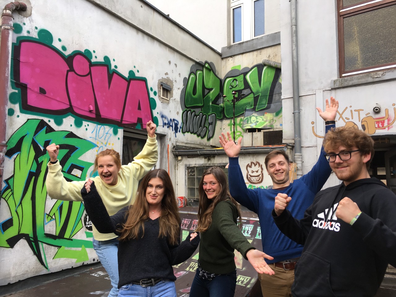 Standortleitung Marie Angerer (Mitte) freut sich zusammen mit den Bildungspaten Agathe, Michelle, Jonas und Lukas (v. l.) über die Neueröffnung in Gelsenkirchen.