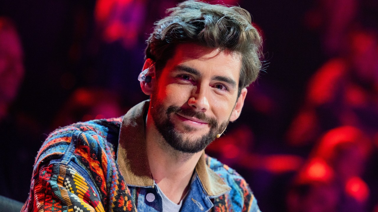 „The Voice Kids“-Coach Alvaro Soler nimmt seine Fans mit unter die Bettdecke.