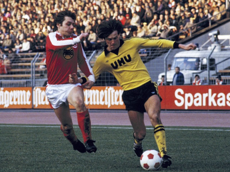 Platz 11: 18 Jahre, 1 Monat, 21 Tage: Lang ist es her, dass Theo Schneider für Borussia Dortmund debütierte. 1978 lief er erstmals im schwarz-gelben Trikot auf. Danach war er Trainer von Dortmunds U19 und U23. Mittlerweile ist er Thomas Doll zum ungarischen Klub Ferencváros Budapest gefolgt und leitet dort die Nachwuchsabteilung.