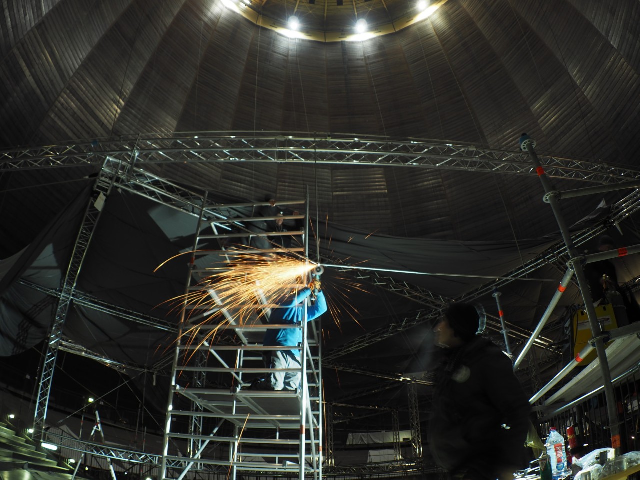 Die letzten Arbeiten laufen, dann wird der Berg im Gasometer hochgezogen.