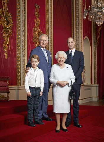 Die Thronfolge der Royals auf einem Blick: Queen, Prince Charles (hinten links), Prince Williams (hinten rechts) und Prince George (vorne links). (Archivbild)