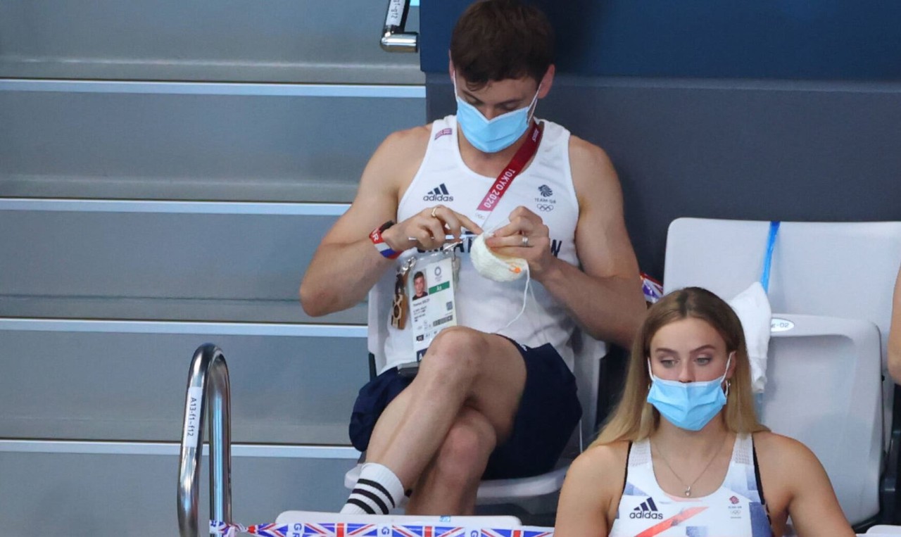 Tom Daley holte nicht nur reichlich Medaillen sondern machte auch durch seine Strickkünste bei Olympia auf sich aufmerksam.