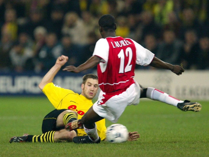 Den kennt wirklich jeder! Aber im Trikot des BVB? Tatsächlich hat Torsten Frings, bevor er bei Werder Bremen zur Ikone wurde, bei der Borussia den Platz umgepflügt. Ganze 12 Tore gelangen ihm in 63 Spielen, bevor es ihn weiter in die südliche Provinz zum FC Bayern München zog.