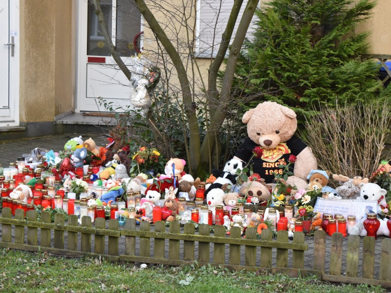 Am Tag nach der Tat kommen  immer mehr Menschen aus Herne und der ganzen Region, um ihre Anteilnahme auszudrücken. 