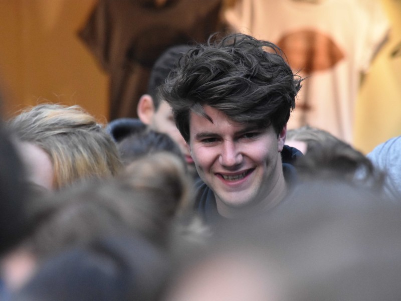 Sänger Faber im Publikum beim Traumzeit-Festival 2018 im Landschaftspark Duisburg-Nord