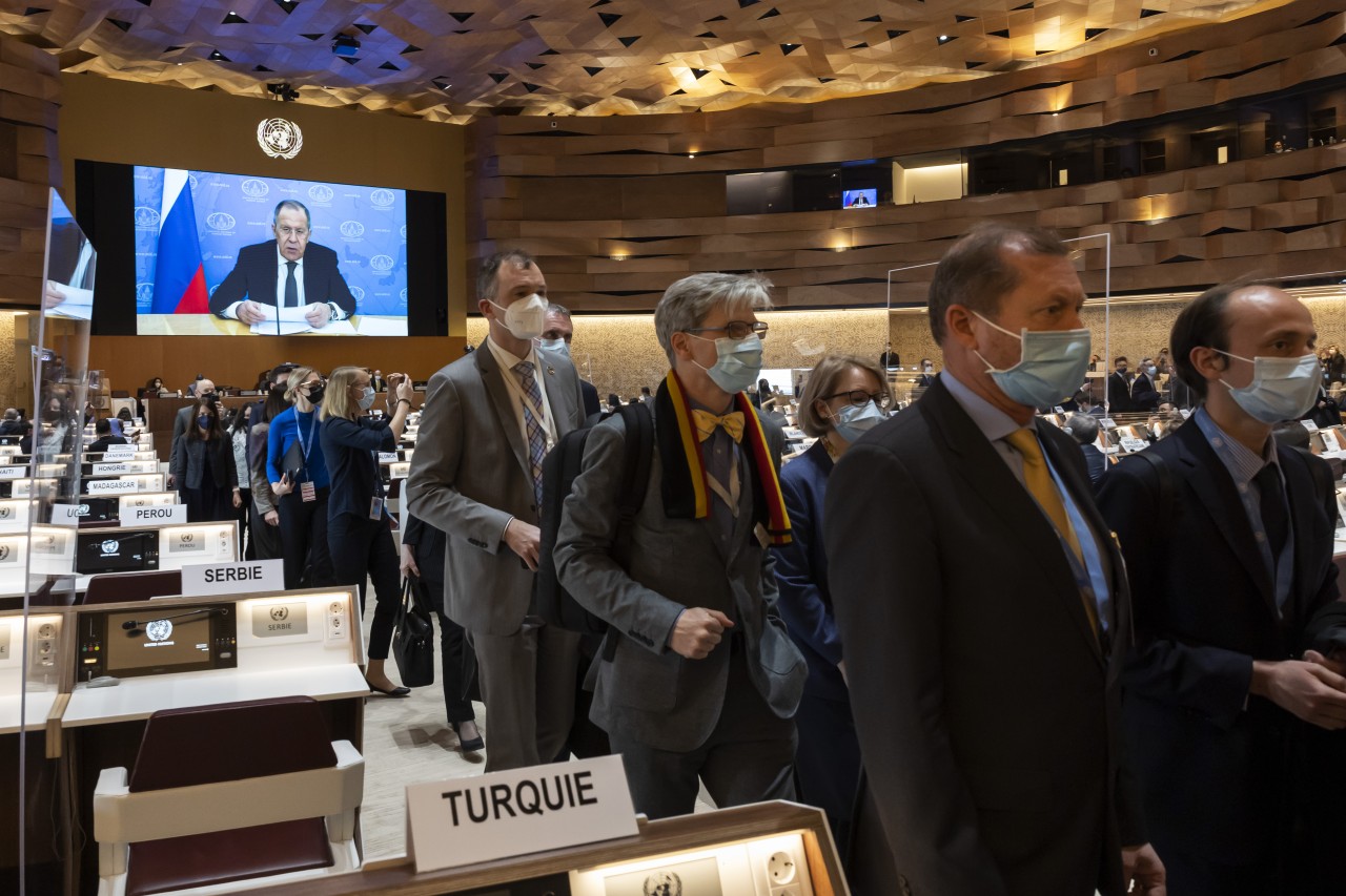 Dutzende Diplomaten des UN-Menschenrechtsrates verlassen den Saal bei der Rede Lawrows. 