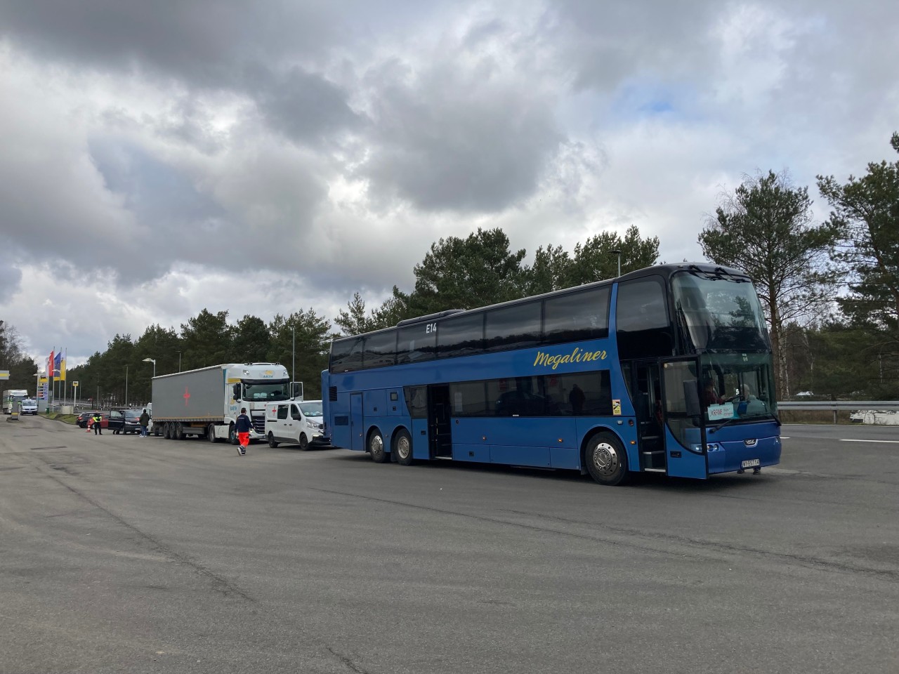 Die Kolonne „Hamburghilft“ auf dem Weg in die Ukraine.