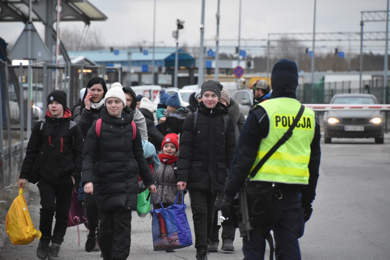 Eine Familie freut sich, dass sie es aus der Ukraine weggeschafft hat. 