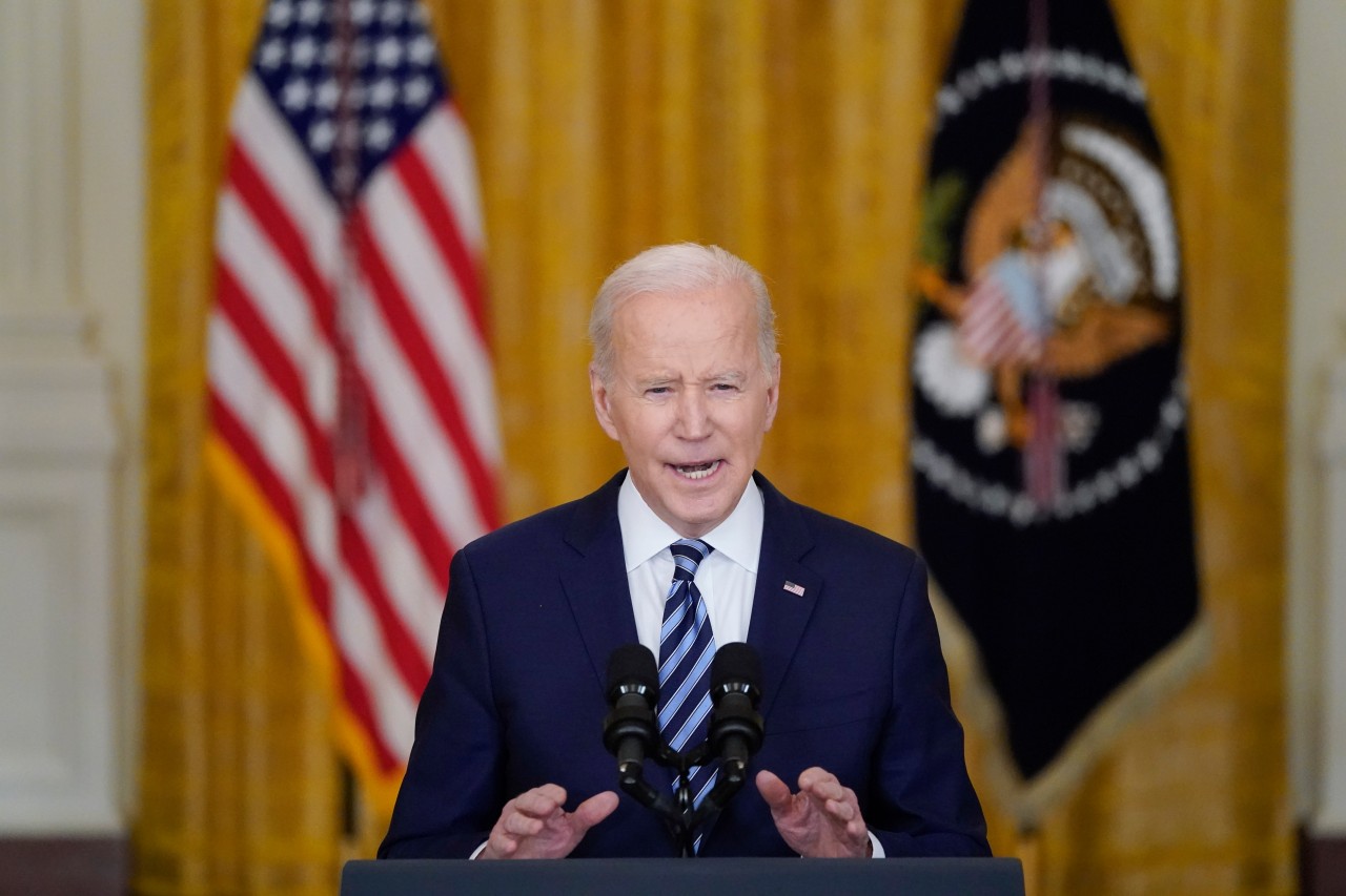 Nach Beginn des Kriegs in der Ukraine hat US-Präsident Biden weitere „harte Sanktionen“ gegen Russland angekündigt. 