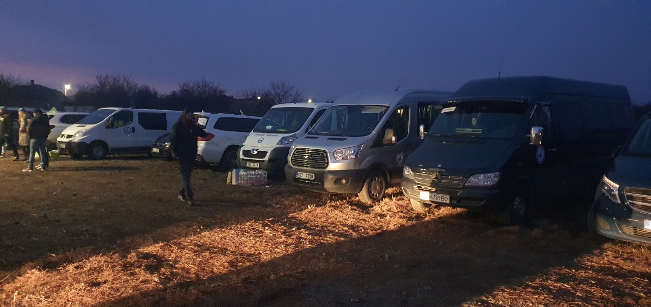 Auf dem Parkplatz an der slowakischen Grenze, warteten die zwei Freunde über 15 Stunden. 