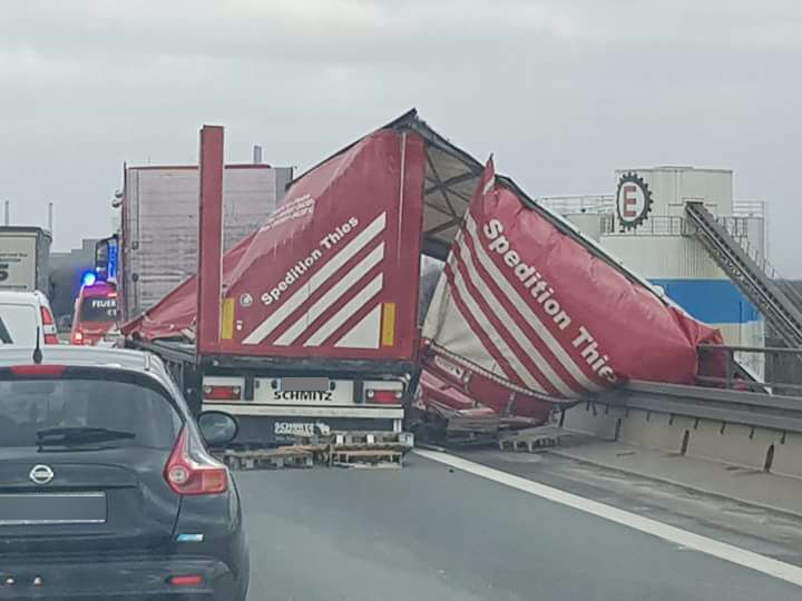 Das Heck des Lasters wurde von dem Sturm förmlich zerrissen.