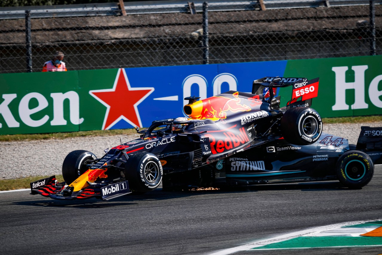 Verstappen landet in Monza auf dem Auto von Hamilton.