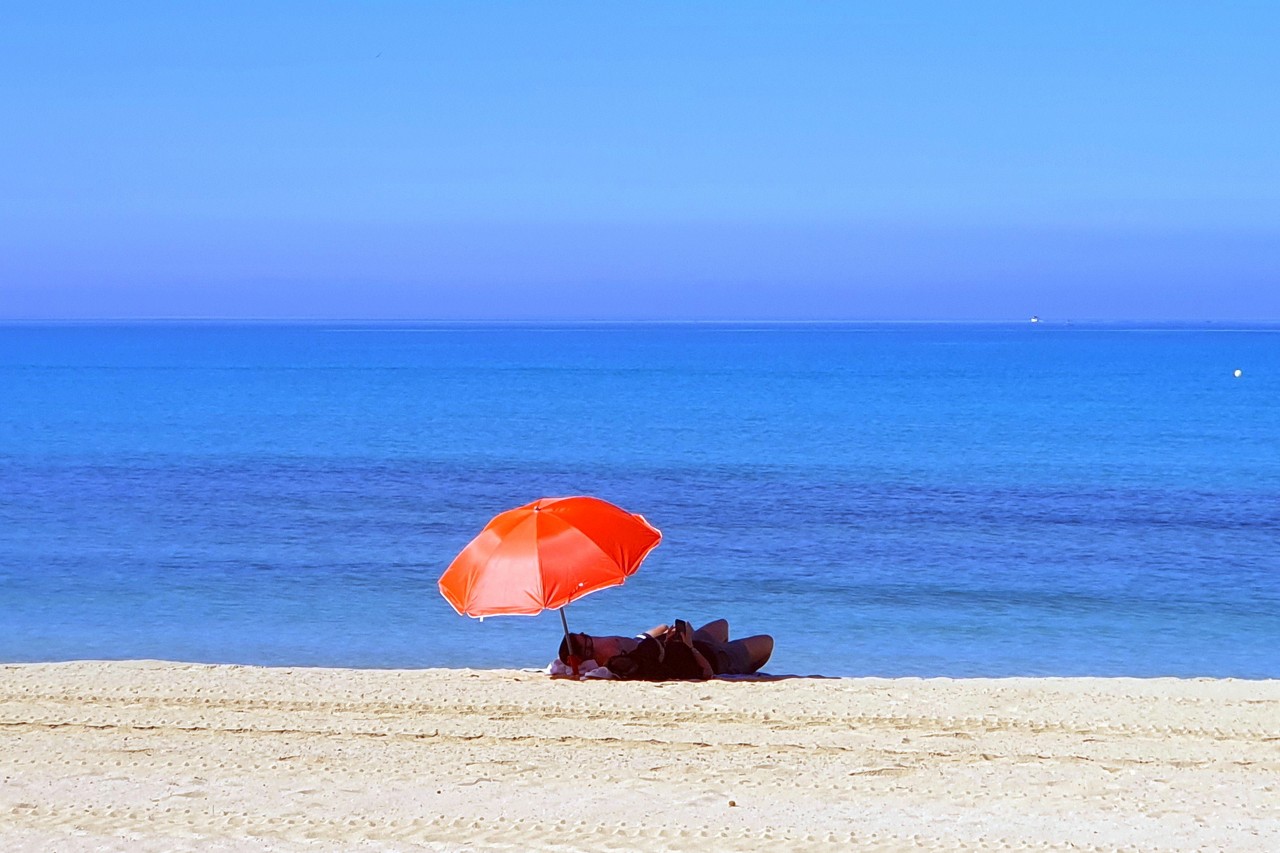 Im Urlaub in Spanien wird es schon bald sehr heiß! (Symbolbild)