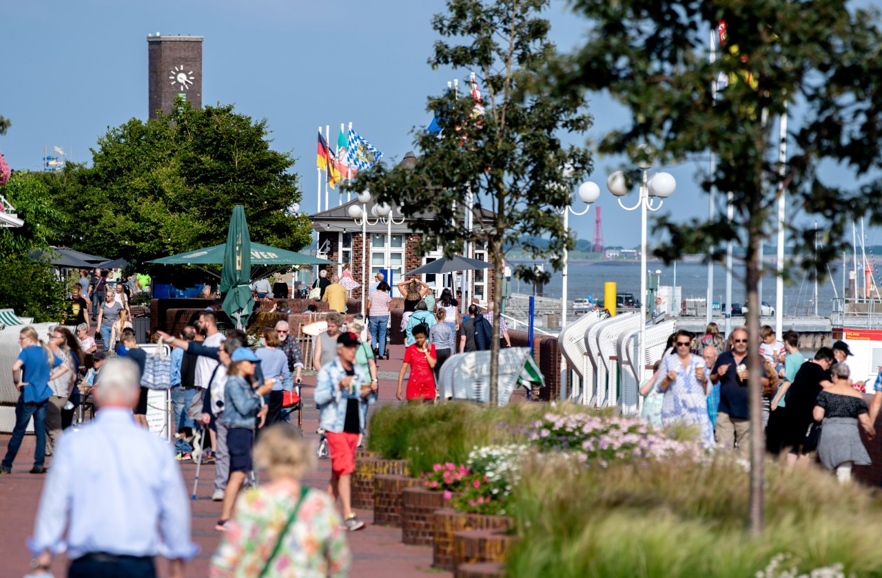 Besonders während Corona freut sich die Gastronomie über Besucher, die ihren Urlaub an der Nordsee verbringen – wenn die sich doch wenigstens benehmen würden! (Symbolbild)