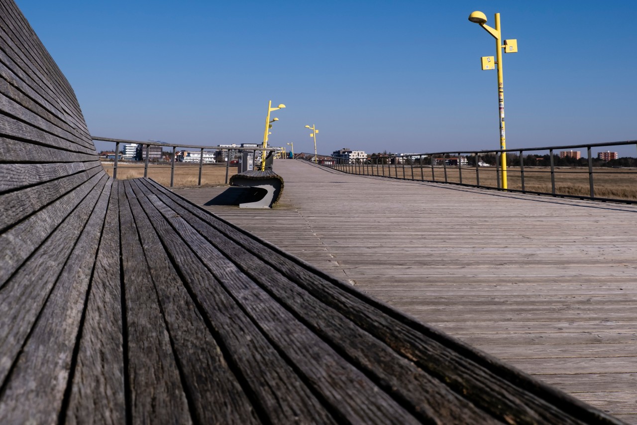 Aufgrund der aktuellen Situation fehlen an der Promenade an der Nordsee die Touristen. 