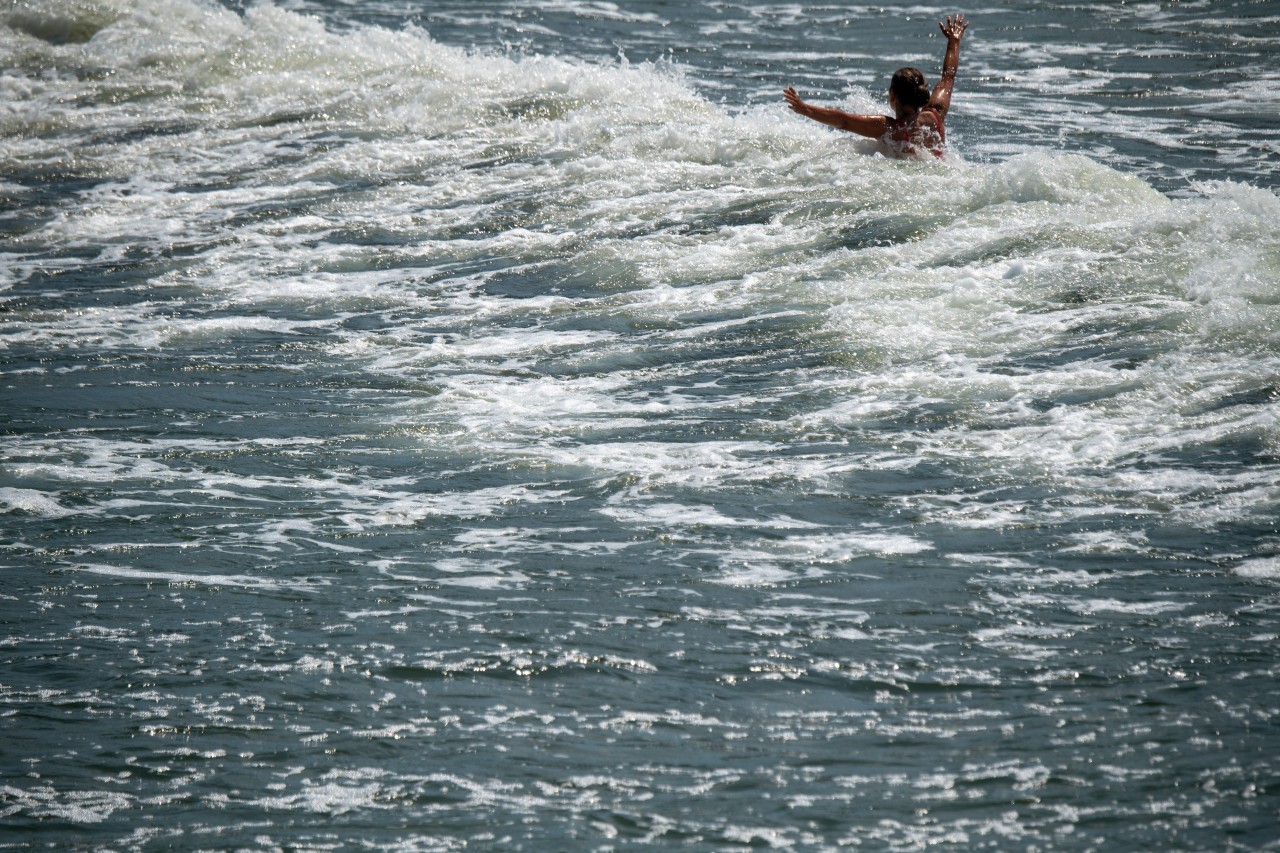 Beim Urlaub an der Ostsee kann es auch im flachen Wasser schon zu gefährlichen Unterströmungen kommen. (Symbolbild)