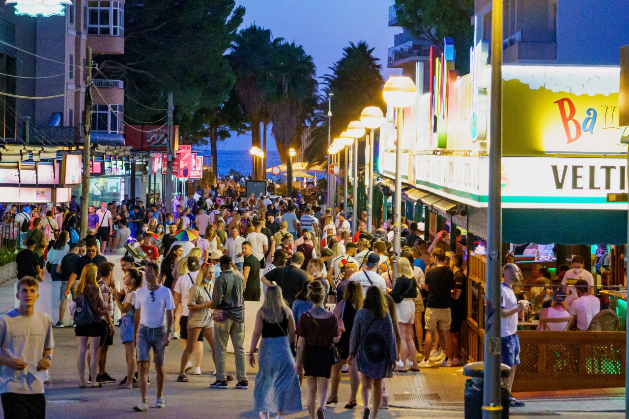 Urlaub auf Mallorca: Auf der Playa de Palma trafen sich am Wochenende 1000 Touristen zu einer illegalen Party. (Symbolbild)