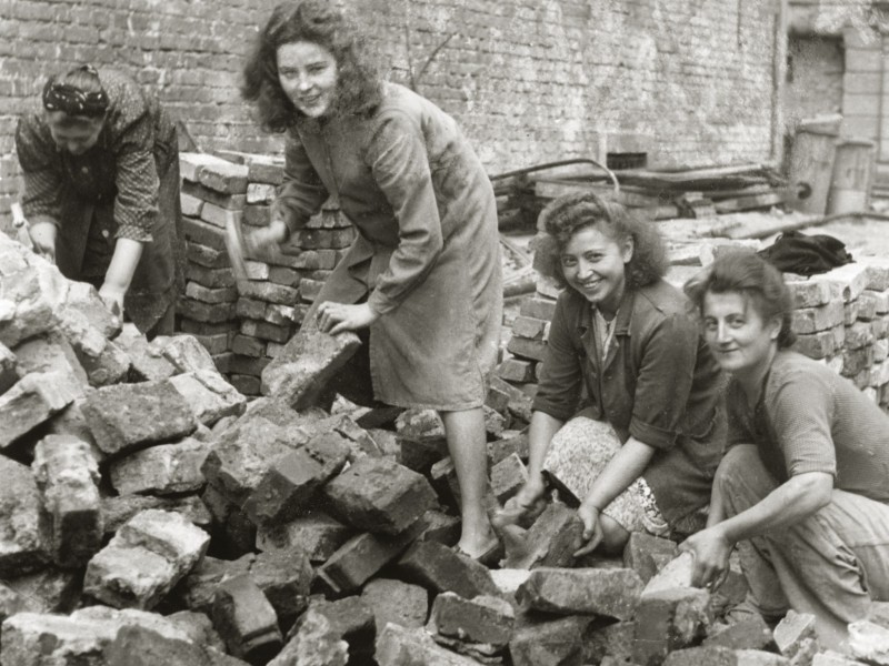Und es gab sie doch, auch in Essen: Frauen putzen 1946 mit Hämmern in der Innenstadt Trümmersteine, die dann für den Wiederaufbau verwendet wurden - hinter der Gruppe ist das aufgeschichtete Material erkennbar. Für den bekannten Fotografen Willy van Heekern gab es trotz der schweren Arbeit ein Lächeln. 