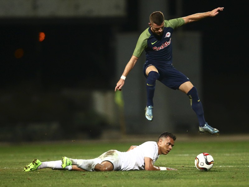 Sucht Schalke einen weiteren Sechser? Wie der „Stoke Sentinel“ berichtet, ringen Stoke City und der FC Schalke 04 um Valon Berisha von RB Salzburg. Der 24-jährige Nationalspieler des Kosovo hat beim österreichischen Meister einen Vertrag bis 2020. Berisha ist variabel einsetzbar. Er fühlt sich im zentralen Mittelfeld am wohlsten, kann aber nahezu alle Positionen in der Offensive bekleiden.