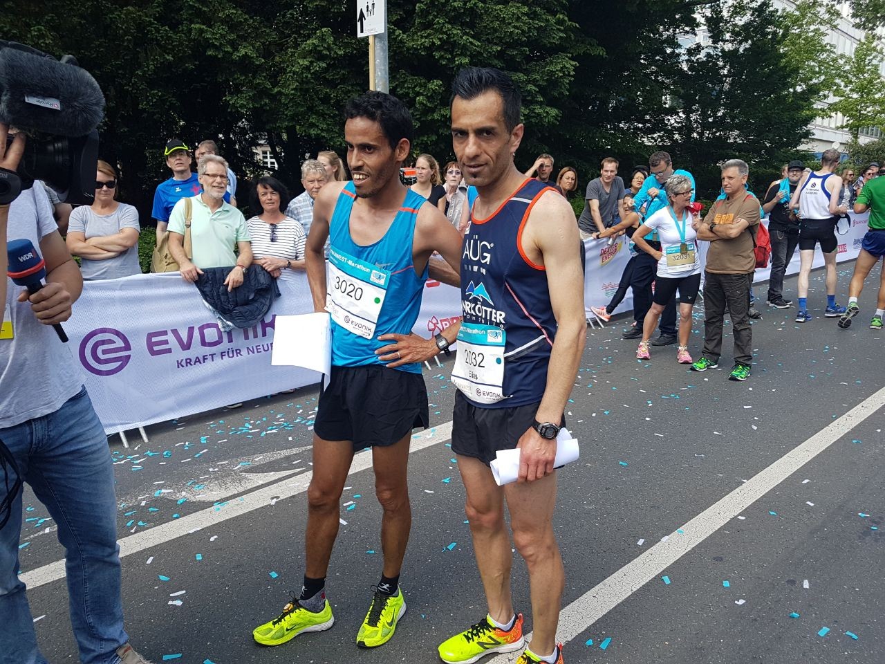 Abid Ezamzami (links) gewinnt den Vivawest-Marathon.