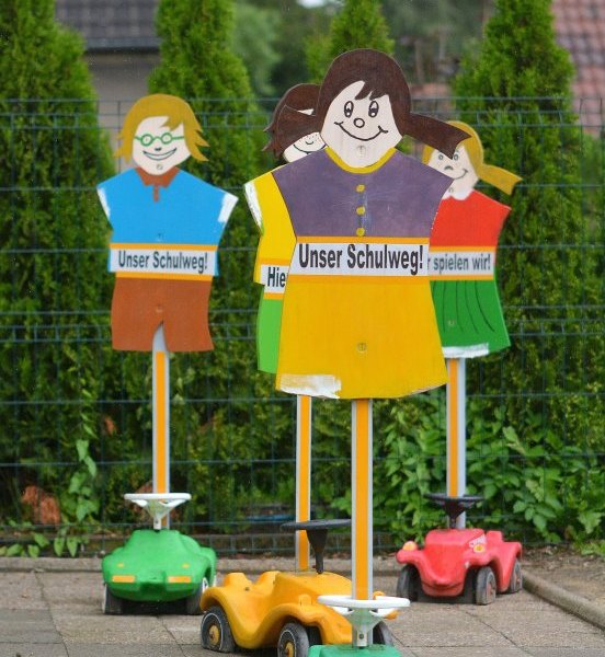 Warnpuppen in der Agnesstraße.jpg