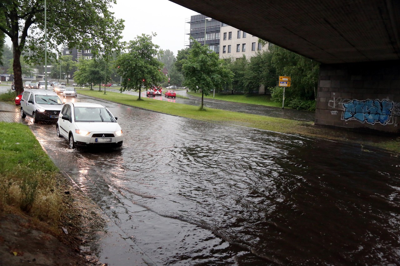 Eine Durchfahrt unmöglich: Unter einem Bahnübergang auf der Osterfelder Straße in Oberhausen steht das Wasser.