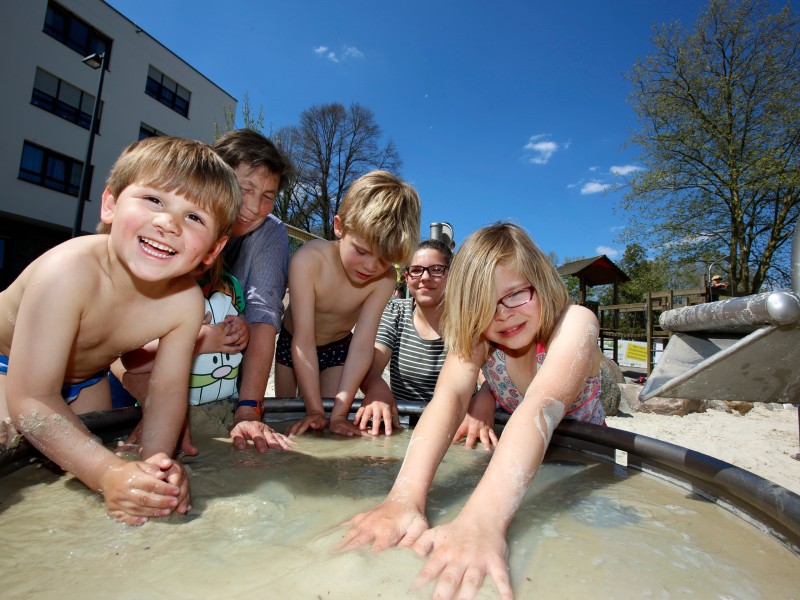 In Bochum am Imbuschplatz gibt es auf dem Wasserspielplatz eine schöne Erfrischung.