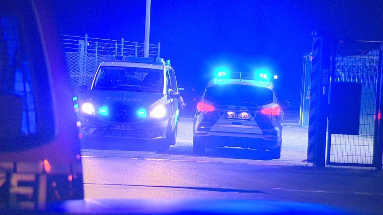 Die Polizei war mit mehreren Einsatzkräften am Airport Weeze.