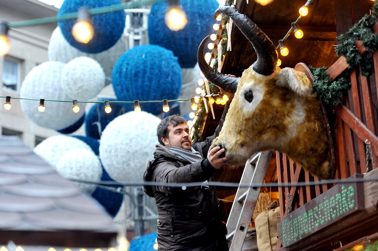 Philipp Biermann beim Aufbau seiner Krippenschnke auf dem Weihnachtsmarkt Gelsenkirchen. (Archivbild)