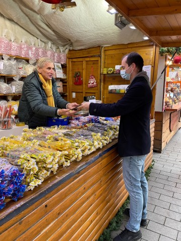 Weihnachtsmarkt Duisburg: Joachim Michalsky kontrolliert den Impfausweis eines Kunden.