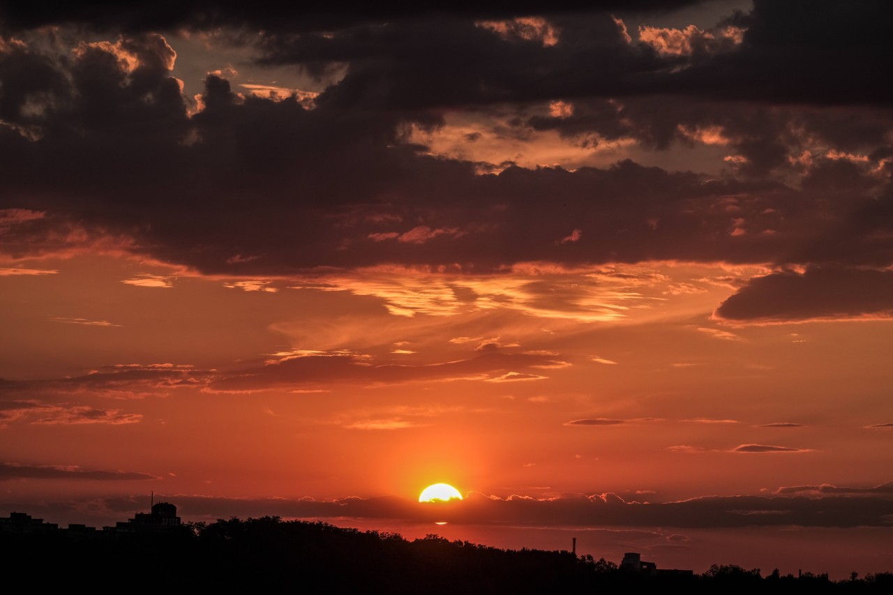 Wetter in Deutschland: Bei Düsseldorf geht die Sonne unter