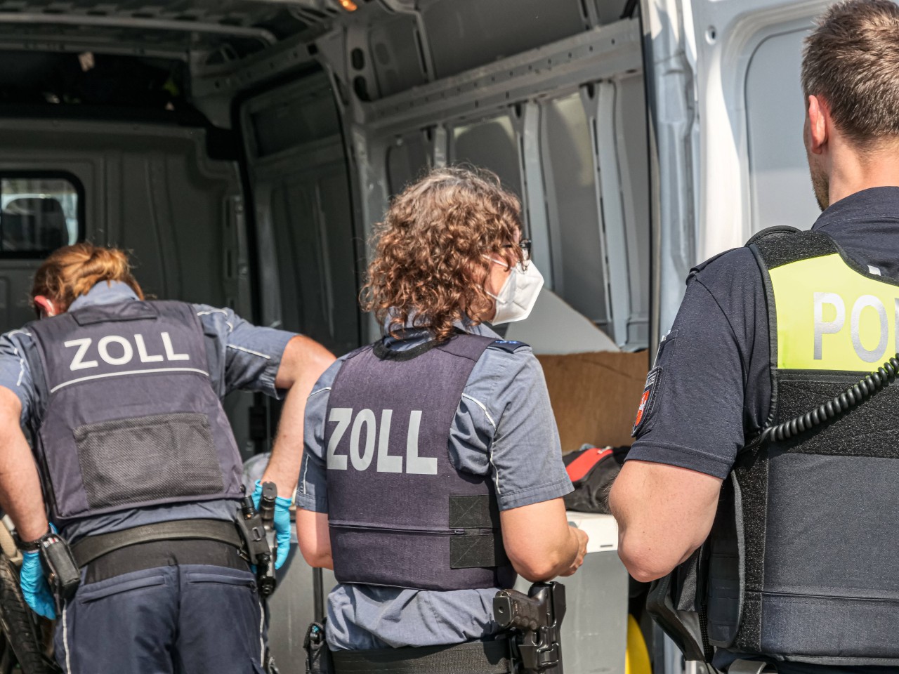 Duisburg: Zöllner kontrollieren Auto einer Frau - und machen große Augen. (Symbolbild)