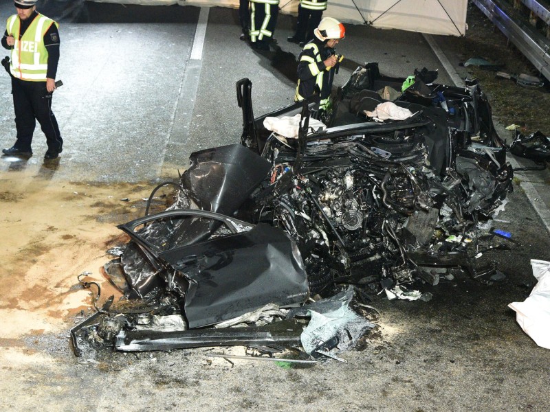 Drei Tote, verbeultes Blech: Die A 43 war heute Nacht bei Witten ein furchtbarer Ort. Rettungskräfte rückten zu einem Großeinsatz aus.